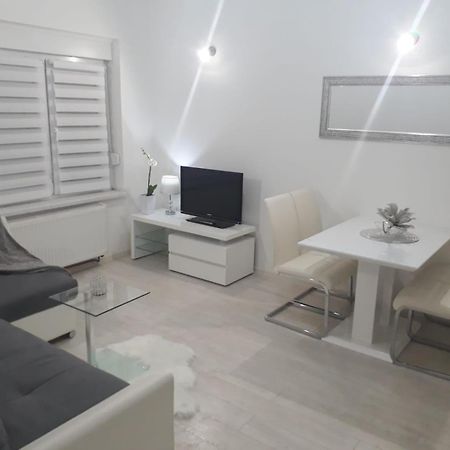 Apartman Kristina - Self Check In & Check Out Otočac Екстериор снимка